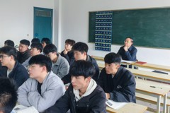 党委书记王宏、校长李海军深入思政课堂听课并指导教学工作